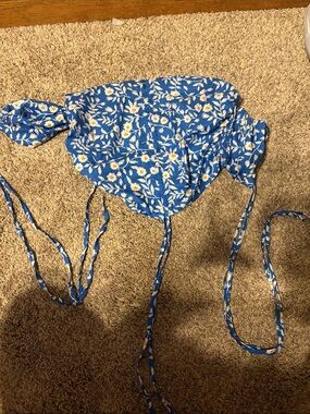 Amazon Blue Floral Tie-Back Crop Top with White and Yellow Daisies